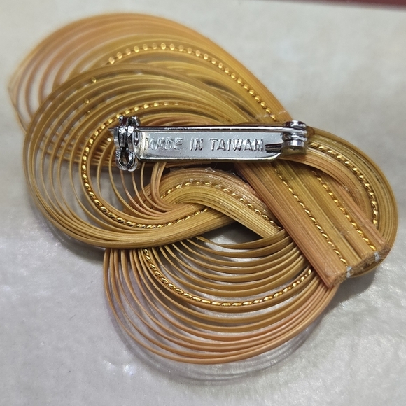 Elegant Multicolor Swirl Brooch - Picture 16 of 16